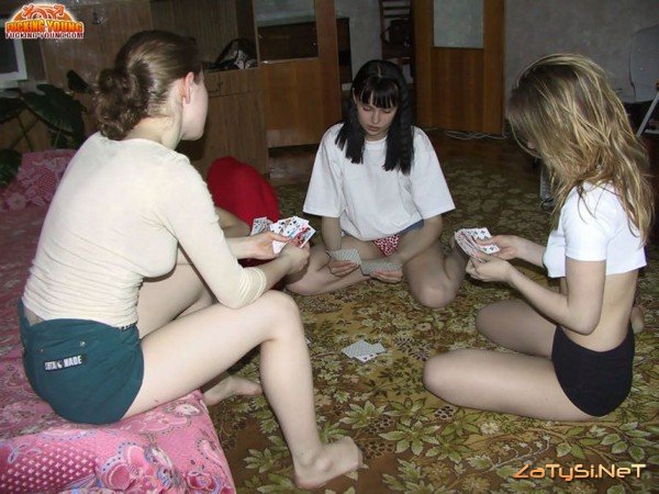 Девушки играют в карты на раздевание (20 фото)